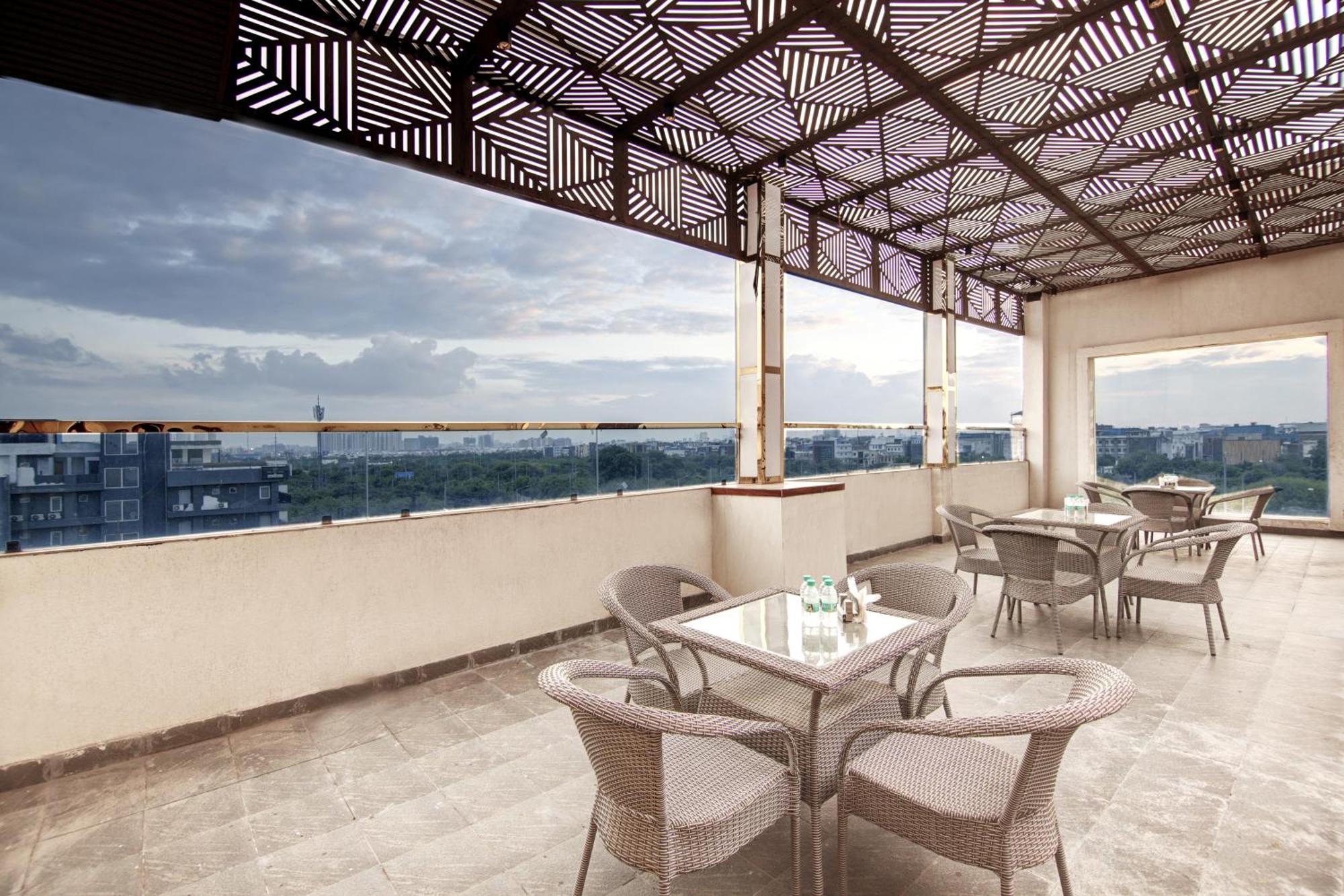 Marks Hotel & Banquet Нойда Экстерьер фото