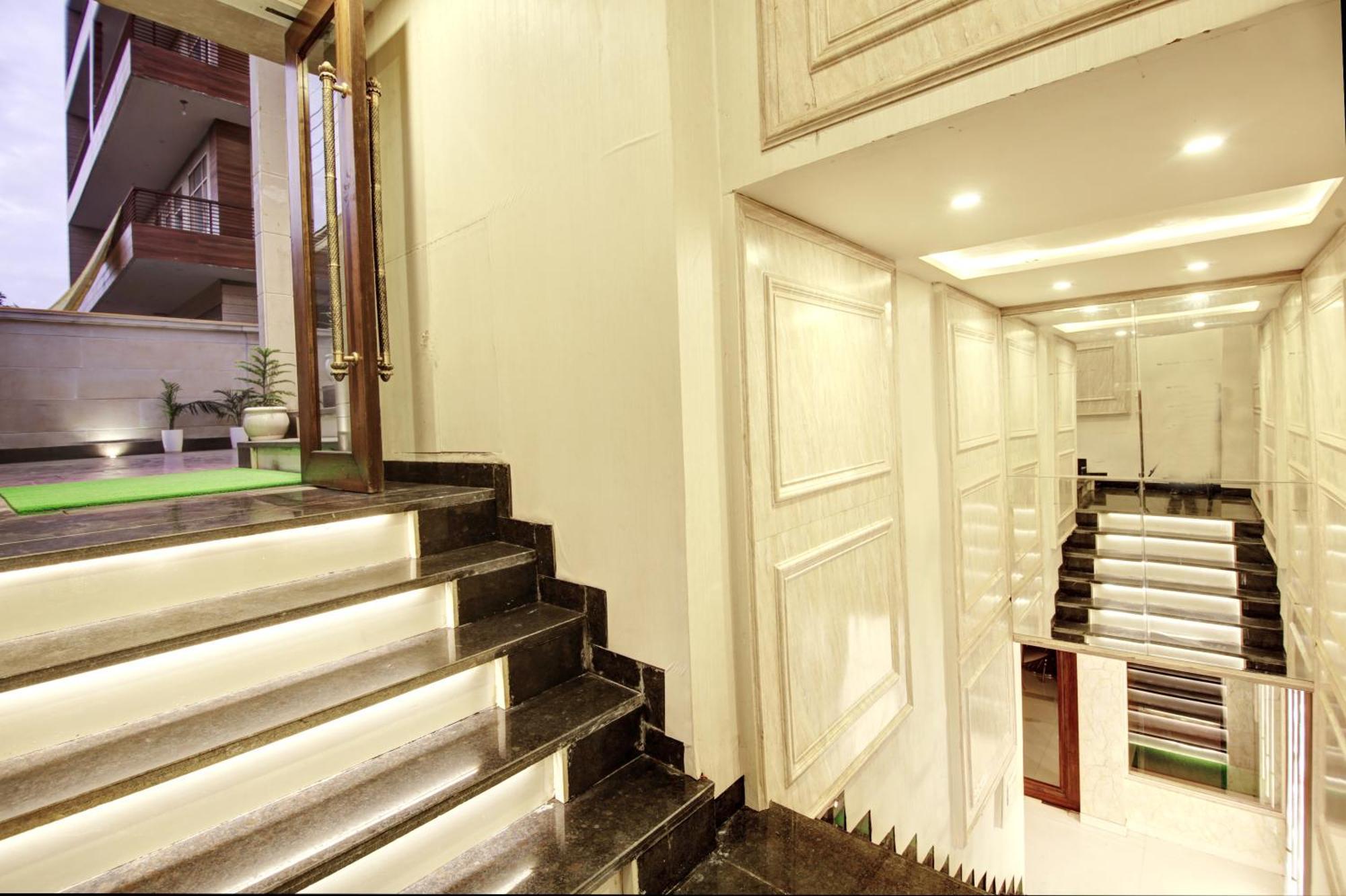 Marks Hotel & Banquet Нойда Экстерьер фото