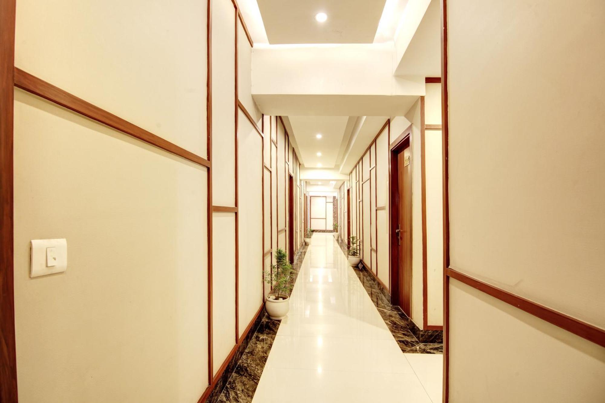Marks Hotel & Banquet Нойда Экстерьер фото